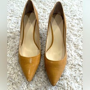Calvin Klein size 9 low heeled tan pumps